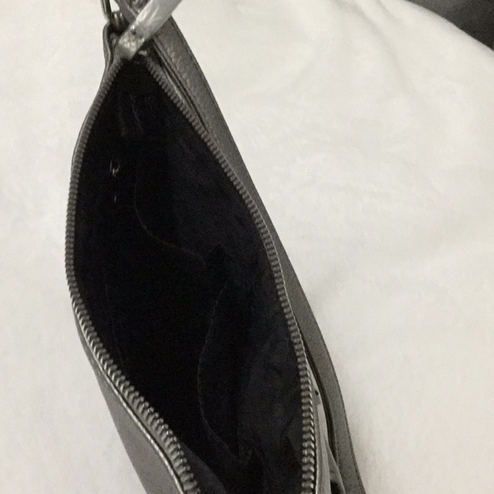 SOLD. 🌻. NWT Tahari Pewter Crossbody Purse w/ adj. strap - Picture 4 of 6